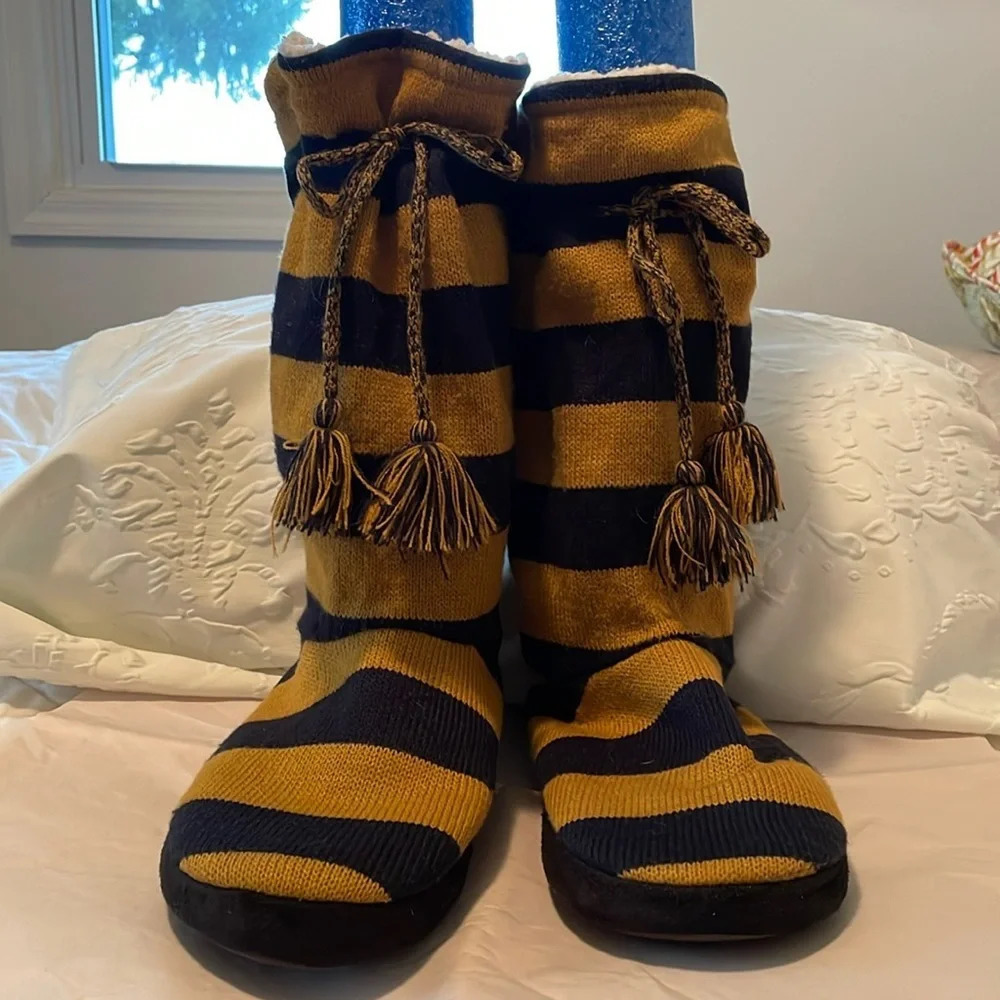 Muk luks, Navy & gold, sz 9-10 knit with Sherpa lining. Drawstring at calf 14”